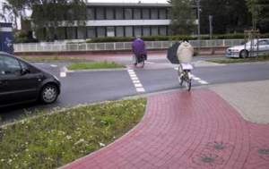 Kreisverkehr mit Veloweg / Fahrradweg in
                    Lingen, Emsland