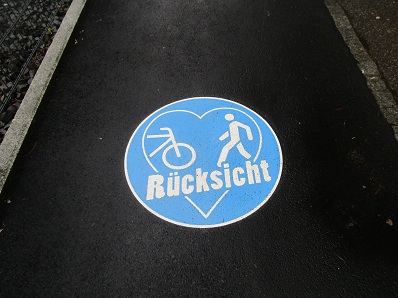 Fussgnger-Veloweg
                    Signalisation In Therwil mahnt ein Signet mit blauem
                    Herz am Boden zur Rcksicht, Zoom