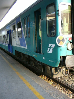 Niedriger Einstieg ohne Treppenstufen neben
                      dem Drehgestell, Regionalzug der italienischen
                      Staatsbahnen, Foto 2003 aus Brescia