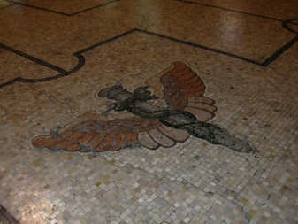 Mosaik im Hauptbahnhof Mailand 01,
                              Doppeladler fliegend