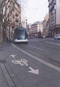 Strassburg Tram neben Velo, Veloweg neben Tram