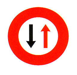 Verkehrszeichen: Gegenverkehr hat Vortritt