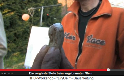 Die verglaste Stelle des angebrannten
                          Steins wird wieder herumgezeigt