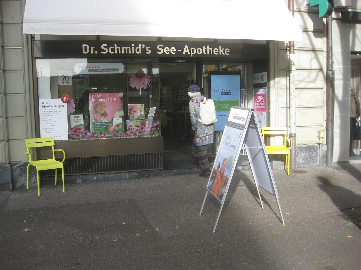 Luzern (Schweiz) am 12.11.2025:
                  See-Apotheke mit Impfpropaganda "Wir impfen"
                  - immer noch Impf-gaga...