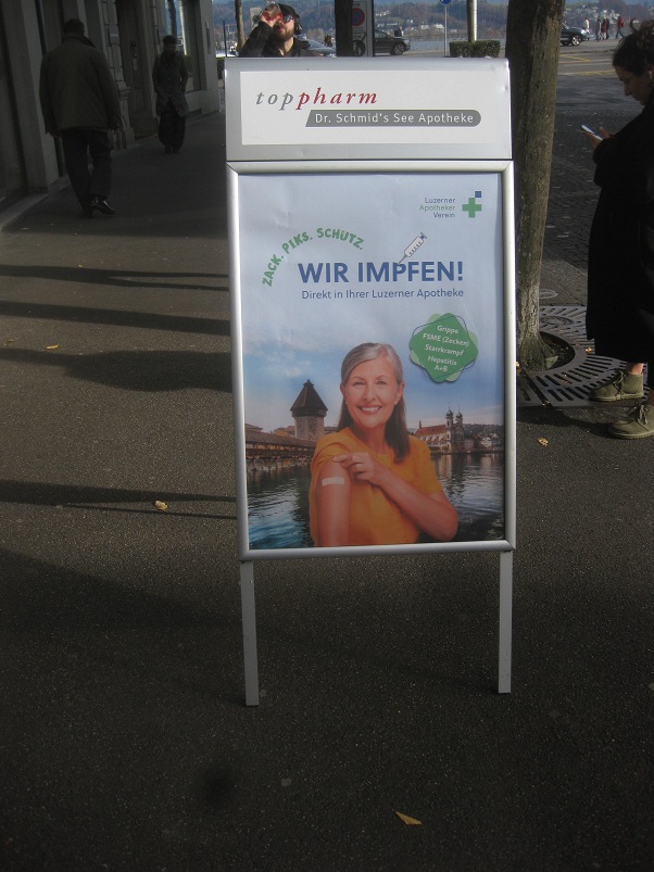 Plakat "Wir impfen" vor der
See-Apotheke in Luzern Plakat "Wir
impfen" vor der See-Apotheke in Luzern