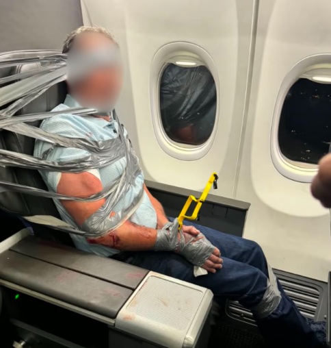 "USA" Flug Dallas-Newark am 5.9.2026:
Randalierer-Alkoholiker wird mit Klebeband am Sitz
festgeklebt "USA" Flug Dallas-Newark
am 5.9.2026: Randalierer-Alkoholiker wird mit
Klebeband am Sitz festgeklebt