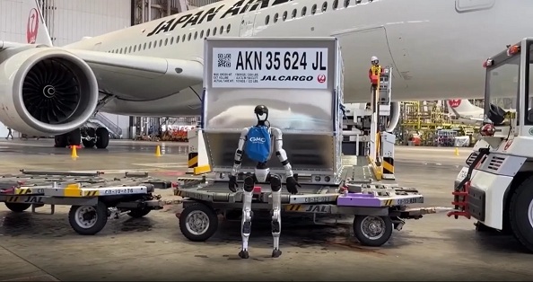 Flughafen Tokio-Haneda mit Pilotversuch am
29.4.2026: Human-Roboter aus China verladen die
Koffer Flughafen Tokio-Haneda mit Pilotversuch
am 29.4.2026: Human-Roboter aus China verladen die
Koffer