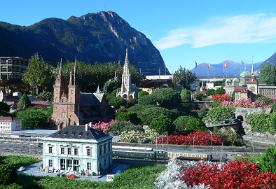 Swiss Miniature 02, cathedrals
                                (cathedral in red sandstone: Basel -
                                cathedral in white: Berne).