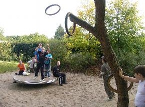 Tire throwing 02:
                            bicycle tires are thrown on a tree trunk,
                            playground in Hamburg-Lurup