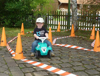 Playground party 08,
                            traffic circuit for little children with
                            traffic bollards and traffic bands,
                            Doellbach, Kassel