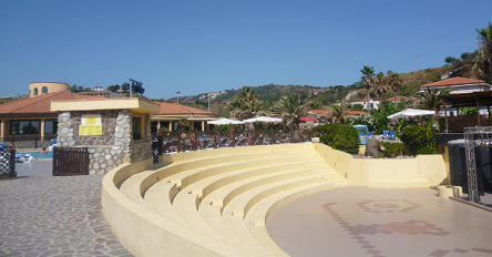 Anfiteatro con
escaleras en piedras cerca del hotel
Villagio Robinson Torre Ruffa en la
localidad de Rica Vibo Valentia en Italia
del Sur Anfiteatro con escaleras en piedras
cerca del hotel Villagio Robinson Torre
Ruffa en la localidad de Rica Vibo Valentia
en Italia del Sur