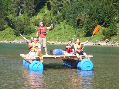 Balsa 02 hecho en un curso de
construcciones de balsas en el Muotatal
("Valle Muota") en Suiza Balsa 02 hecho en un curso de
construcciones de balsas en el Muotatal
("Valle Muota") en Suiza
