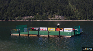 Balsa 04 como campo de fútbol en el
Hintersee ("Lago Inferior") en la
región de Salzburgo, Austria Balsa 04 como campo de fútbol en el
Hintersee ("Lago Inferior") en la
región de Salzburgo, Austriaria