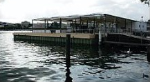 Balsa 05 como
balsa de cultura con eventos de música en el
lago de Zurich cerca de la plaza Bellevue
("Vista buena"), Zurich Balsa 05 como balsa de cultura con
eventos de música en el lago de Zurich cerca
de la plaza Bellevue ("Vista
buena"), Zurich