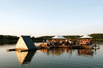 Balsa 07 como balsa de
cultura con eventos de música en Lychen,
Brandenburgo, Alemania Balsa 07 como balsa de cultura con
eventos de música en Lychen, Brandenburgo,
Alemania