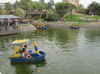 Manejar pedalo (velomar) en la
laguna del parque de la Amistad en Surco,
Lima, Perú Manejar pedalo (velomar) en la laguna
del parque de la Amistad en Surco, Lima,
Perú