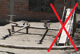 Tobog�n inepto sin ning�n fin plano
                                cerca de balancines de madera sin
                                ninguna amortiguaci�n de caucho y con un
                                balanc�n rompido, en la escuela
                                "Kitawa" en Salasaca en
                                Ecuador.