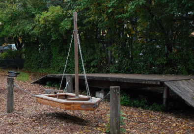Barco peque�o
                              oscilante en un parque infantil de
                              Frasdorf, Baviera, Alemania