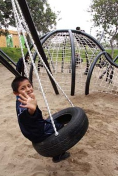 Columpio de neum�tico 06 en el
                                parque Sinchi Roca en Lima, Per�