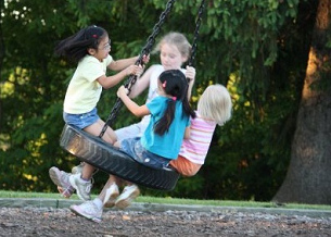 Columpio de llanta 10 con
                          4 chicas, Washington DC, Estados Criminales
                          con sus guerras sin fin