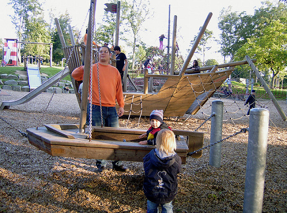 Un barco grande con un barco
                                      balanc�n en el parque Herminghaus
                                      en Velbert (regi�n de Wuppertal),
                                      Alemania