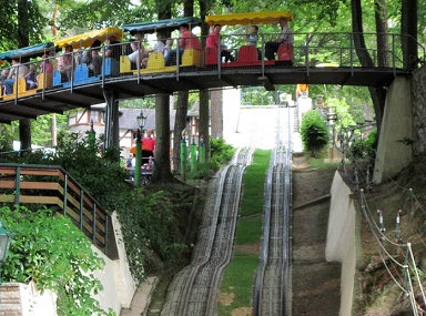 Tren en un parque 10 en
                            Ibbenbueren 03, puente pasando el tobog�n de
                            trineo
