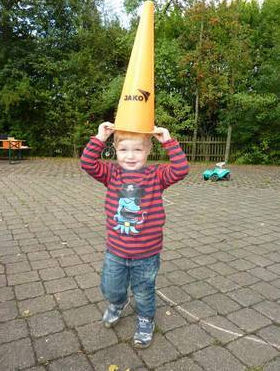 Fiesta en el parque
                              infantil 09, juego de sombrero con
                              bolardos de tr�fico en el distrito de
                              Doellbach en Kassel, Alemania