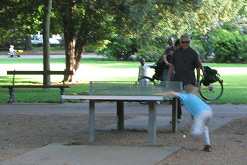 Spielplatz mit Tischtennis im
                                  Schatten unter grossen B�umen,
                                  Sch�tzenmattpark, Basel