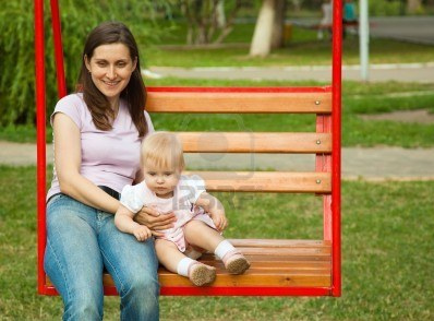 Mutter und Kind 02 auf
                          Schaukel, Stockfoto