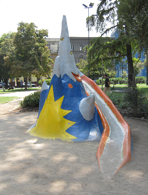 Fantasie 01:
                                Vulkanrutschbahn mit schmunzelndem
                                Gesicht und Schneekuppe, Brasilien-Platz
                                (plaza Brasil) in Santiago in Chile