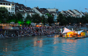 Floss 06 als Kulturfloss mit
Musikveranstaltungen auf dem Rhein in Basel Floss 06 als Kulturfloss mit
Musikveranstaltungen auf dem Rhein in Basel