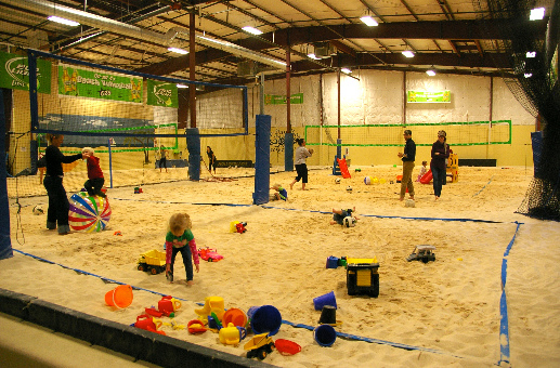 Sandkasten im Haus in
                            einer Beachvolleyball-Halle, Seattle in den
                            kriminellen "USA"