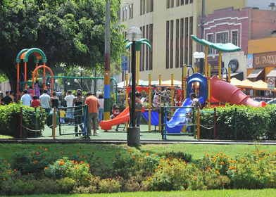 Spielplatz mit Kunstrasen 03 mit
                                  Burgen, Rutschen und H�ngematten, im
                                  Kennedypark in Lima-Miraflores 2012
                                  ca.