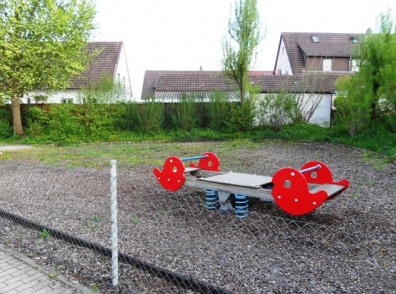 Breite Wippe auf 4 Spiralfedern,
                              M�hlacker-Enzberg, Baden-W�rttemberg,
                              Deutschland