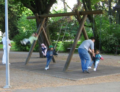 Schaukel-Ensemble 03 mit normalen
                                Schaukeln und zwei Baby-Schaukeln im
                                Sch�tzenmattpark in Basel