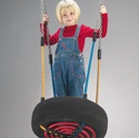 Reifenschaukel 17 mit
                            Boden, das Kind steht in der Schaukel drin,
                            Huck Spielger�te, Ehrenshausen, Deutschland