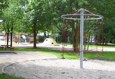 Karussell 02 mit Seilen und Sitzen in
                              Fuhrenkamp in Langenhagen, Deutschland