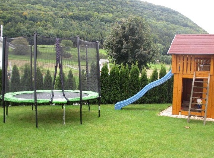 Trampolin 10b: Trampolin mit Netz
                            ("Sicherheitstrampolin") im
                            Klettgau, Deutschland