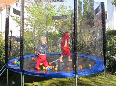 Trampolin 12: Netz-Trampolin mit
                              B�llen drin, Deutschland