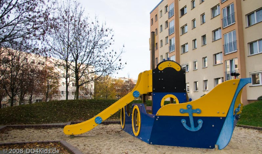 Schiff mit Rutschbahn in
                                Kleinpestitz-Mockritz, Region Dresden,
                                Deutschland