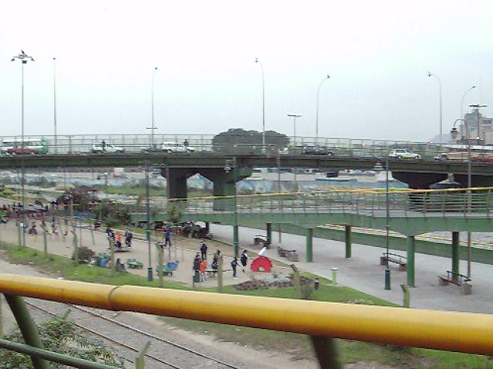 Die Sicht
                                        vom Traktor-Zug im Muralla-Park
                                        auf den kleinen
                                        Kinderspielbereich, Lima, Peru