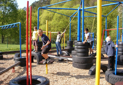 Bewegungsspielplatz mit
                              Reifengestaltung 02, Siebenm�hlental,
                              Deutschland