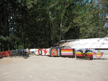 Fussballfeld mit bemalter Bande,
                              Schule Kitawa, Salasaca, Ecuador
